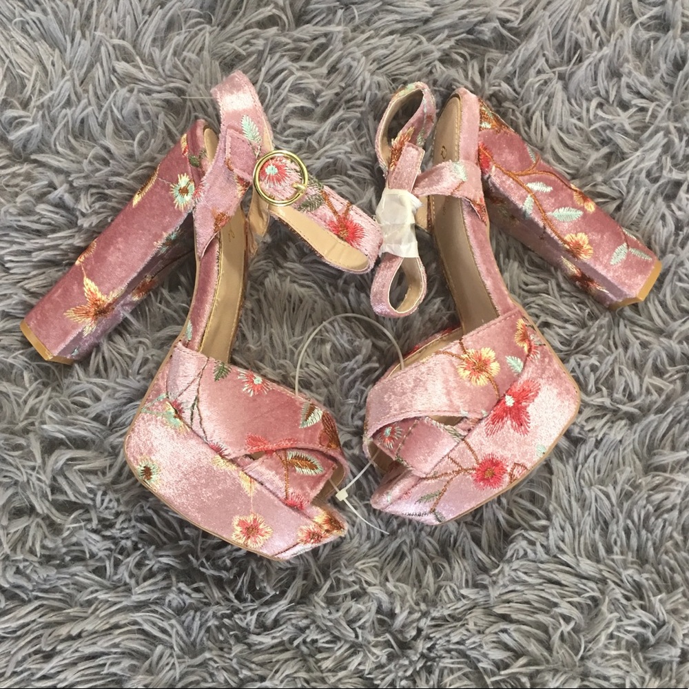 🔴Sale🔴Qupid Blush Velvet Platform Block Heel